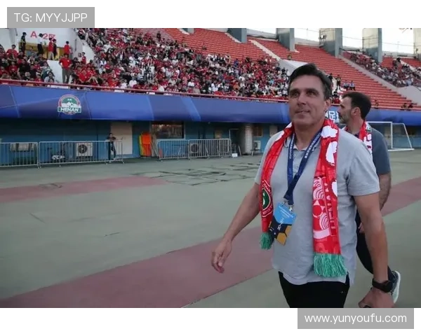 足球明星教练的身份揭秘及其在足球界的影响力分析