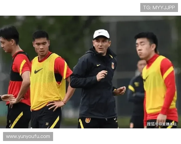 成都篮球队团队协作引发热议球迷对战术配合和球员默契提出不同看法