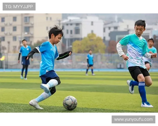 小小足球梦婴儿版的足球明星们如何在绿茵场上展现天赋与魅力