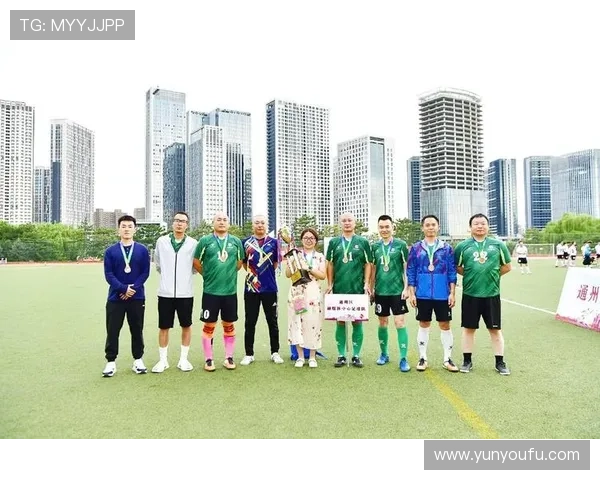 足球明星齐聚领奖盛典合影留念展现荣耀与友谊的瞬间 足球明星齐聚领奖盛典合影留念展现荣耀与友谊的瞬间